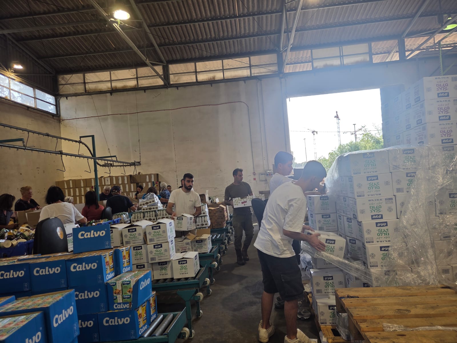 כיתה י"ב3 בהתנדבות אריזת מנות קרב לחיילים